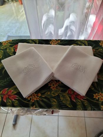 nappe+6 serviettes brodé coton bon état 160x220