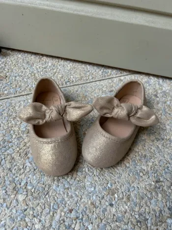 Ballerines dorées avec noeud bébé fille Gémo
