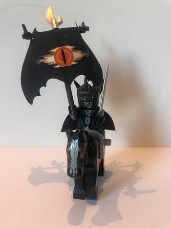 Figurine type lego la bouche de Sauron avec l’étendard.  le seigneur des anneaux/hobbit