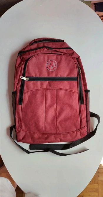 Sac à dos bordeaux avec 3 compartiments