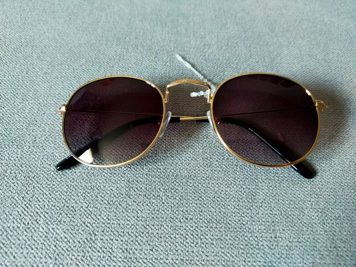 Lunettes de soleil rondes dorées & verres violets – neuves
