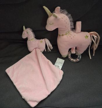 Doudous Licorne rose et doré avec mouchoir et peluche musicale - Mots d'enfants