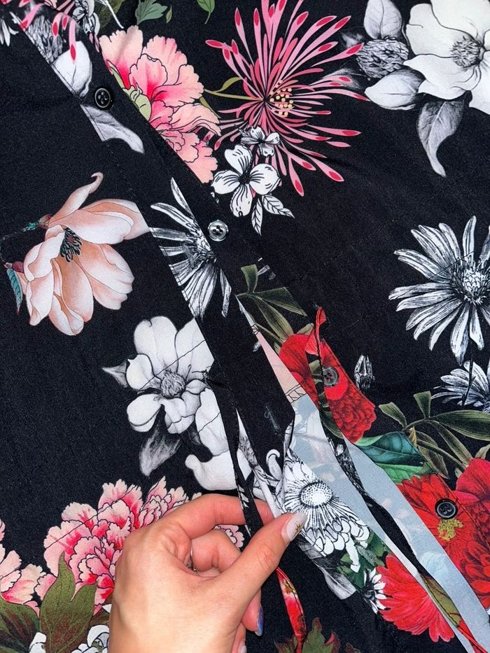 Abito camicia nera e rossa floreale con manica a 3/4 - photo numéro 2