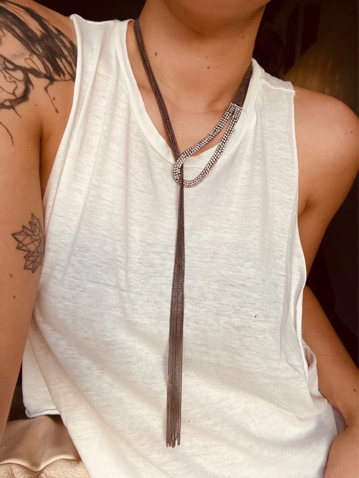 Long collier argenté avec strass très bon état