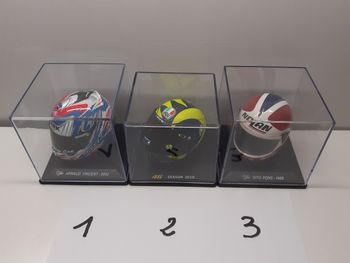 Collection de petits casque de moto