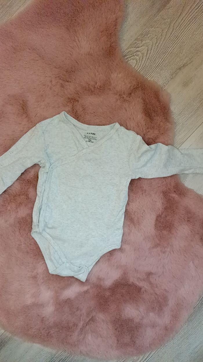 Lot 9 mois bodie et pyjama - photo numéro 5