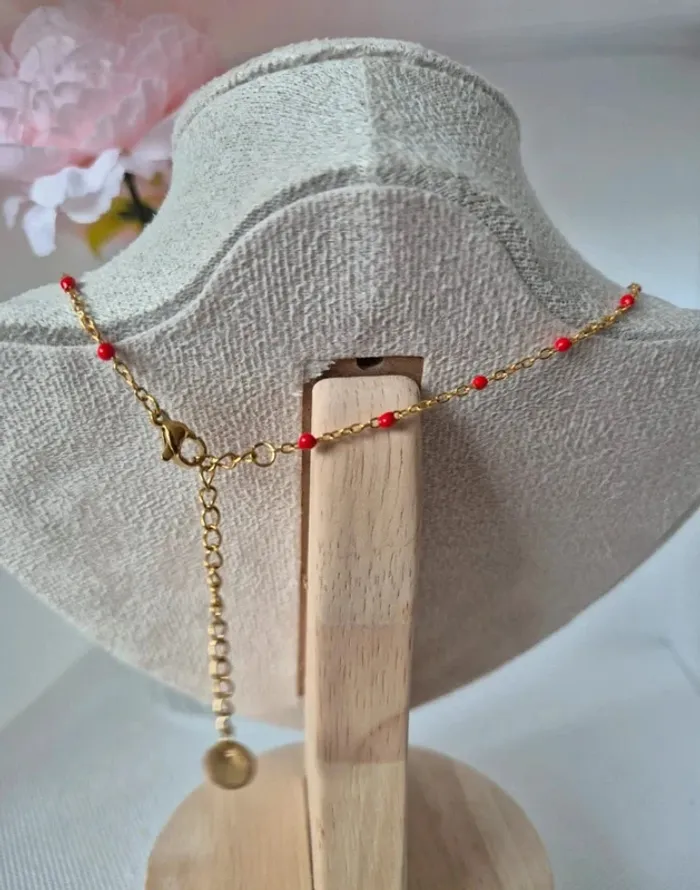 Collier dorée ras du cou réglable 🌸 en acier inoxydable perles résines rouges - photo numéro 3