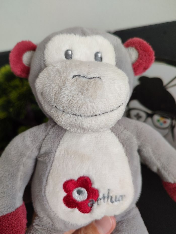 Bebisol Doudou Singe Arthur Gris Rouge Blanc peluche fleur lola DD003445 - photo numéro 4
