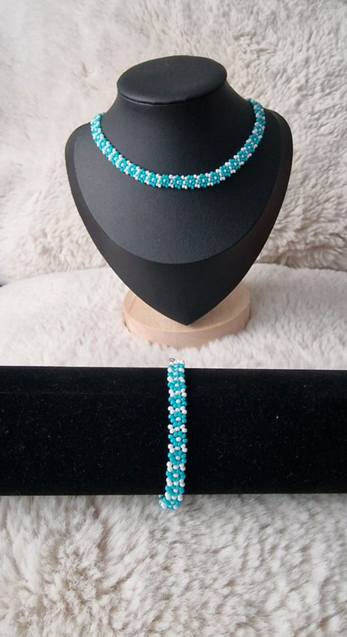 Parure en perles motif fleurs