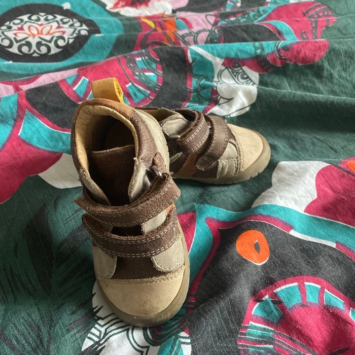 Première chaussures de marches montante
