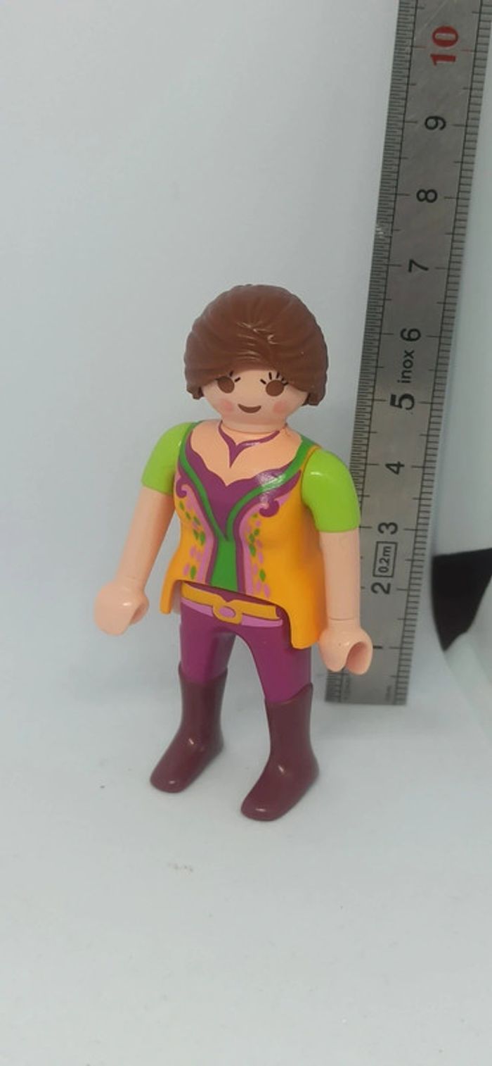 Femme avec bottes et pantalon violet playmobil