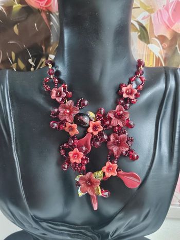 Collier avec ses fleurs et ses perles, ikita, en acier inoxydable