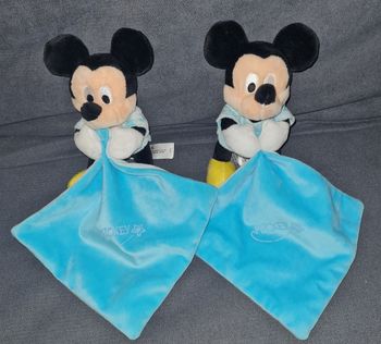 Lot de 2 doudous peluche Mickey phosphorescent avec mouchoir- Disney
