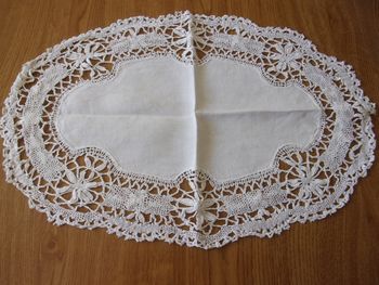 napperon brodé ovale 30 x 44 cm