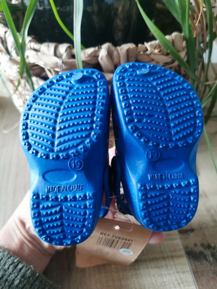 🌺Chaussure type crocs bleu pointure 19 neuf avec étiquette - photo numéro 3