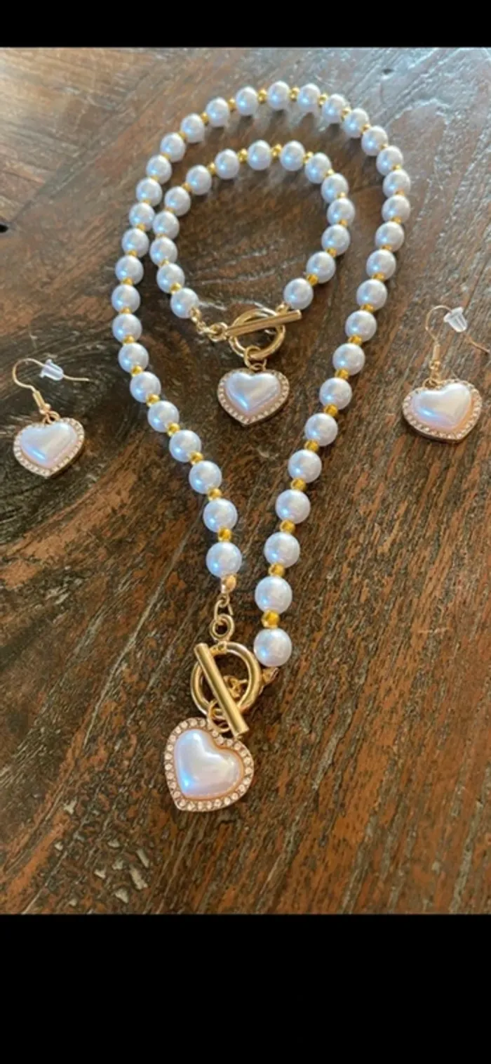 Magnifique parure collier , boucles d’oreilles, et bracelet , cœur, perles et strass