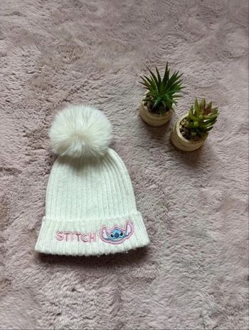 Bonnet bébé 0-6 mois Stitch Disney 🤍 Pompon tout doux – Très bon état