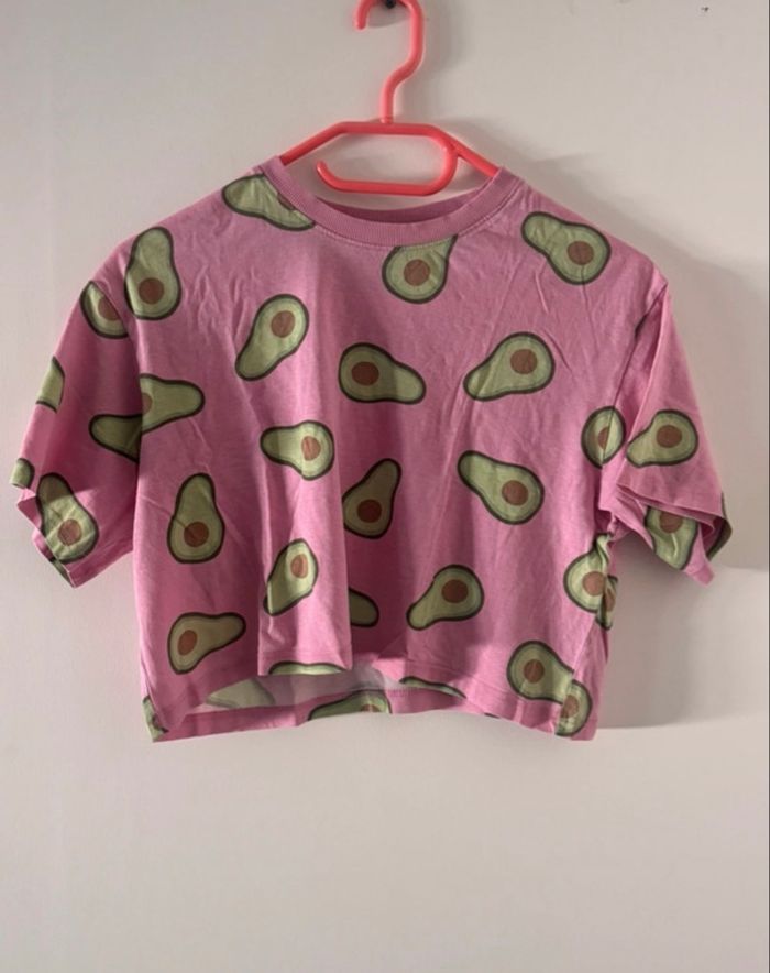 T-shirt rose avec des avocats