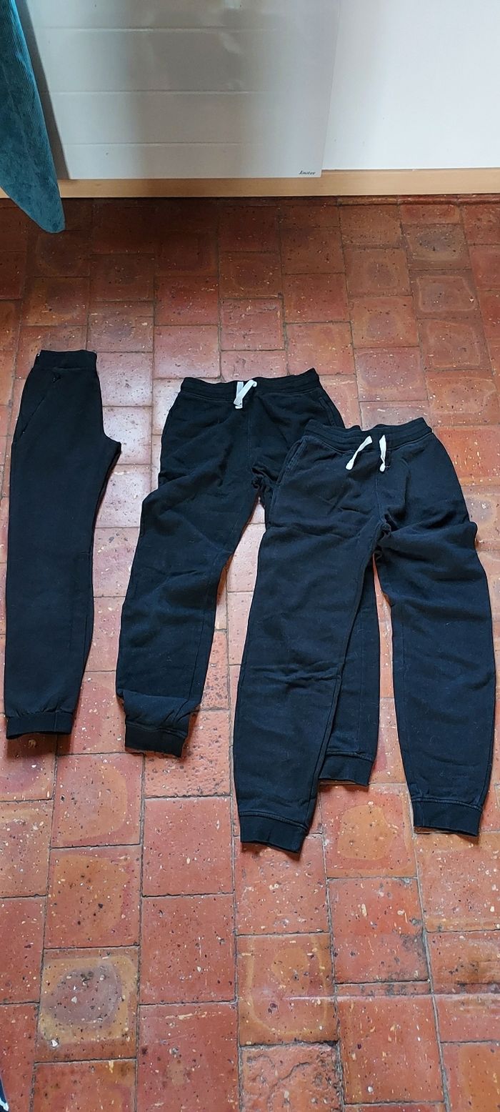 Lot de 3 pantalons de sport.  Un décathlon ( à gauce) et 2 de marque Kiabi
