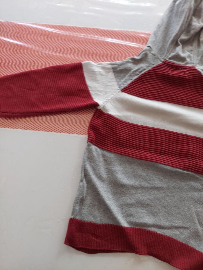 Pull a capuche 5ans - photo numéro 3