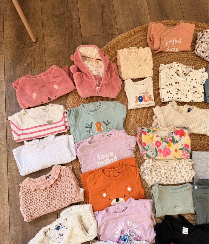 Lot de 51 vêtements taille 9 mois