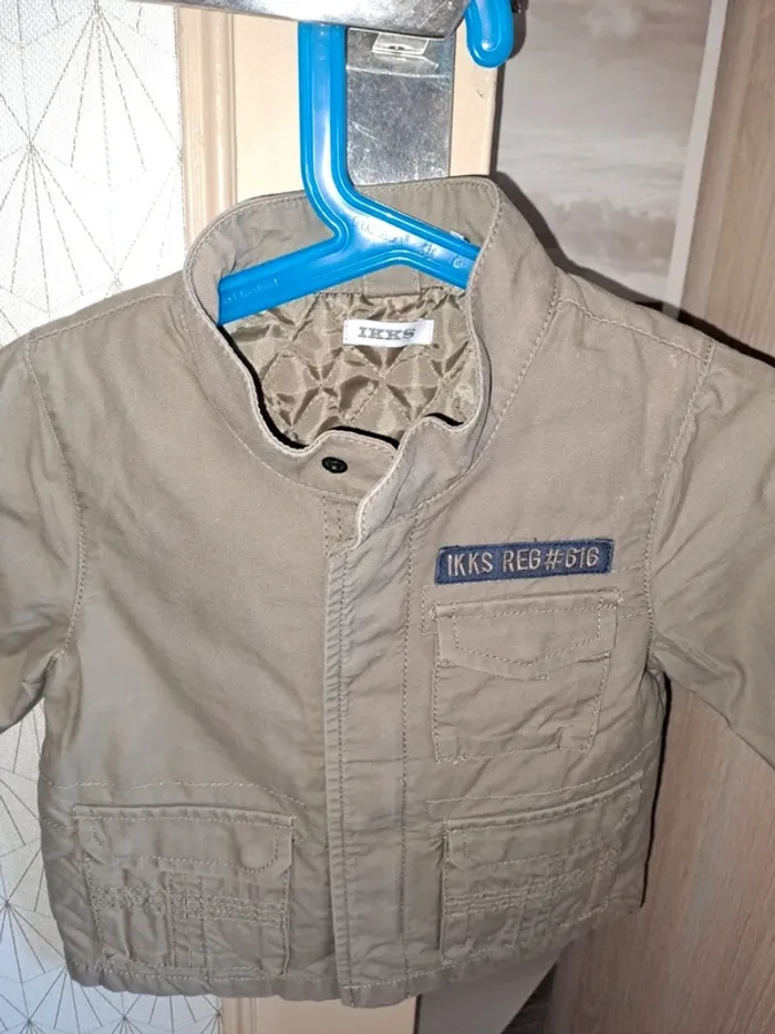 Superbe Veste doublée matelassée comme neuve kaki garçon ikks 12 mois - photo numéro 4