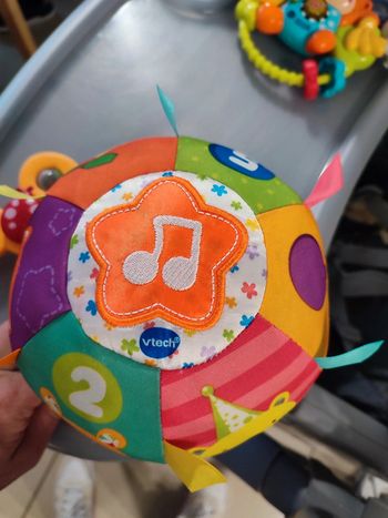 Balle ballon avec étiquette magi balle d eveil des p'tits copains vtech