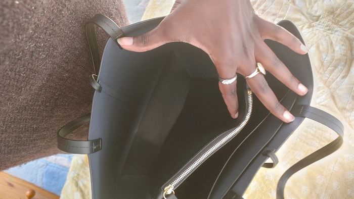Élégant sac en cuir noir tout en sobriété - photo numéro 11