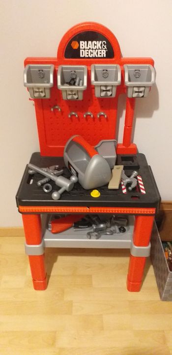 Établi avec tous les outils en plastique