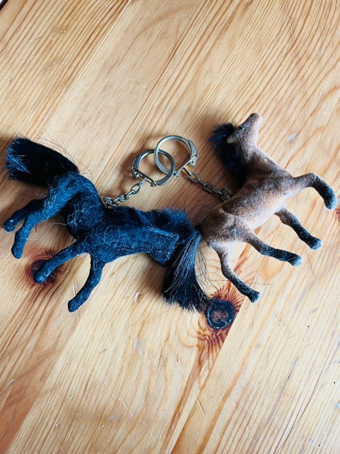Porte clés cheval noir ou marron