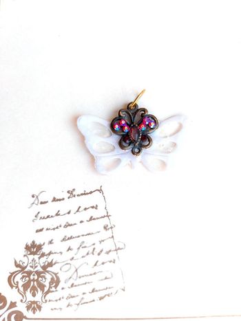 Magnifique pendentif papillon blanc