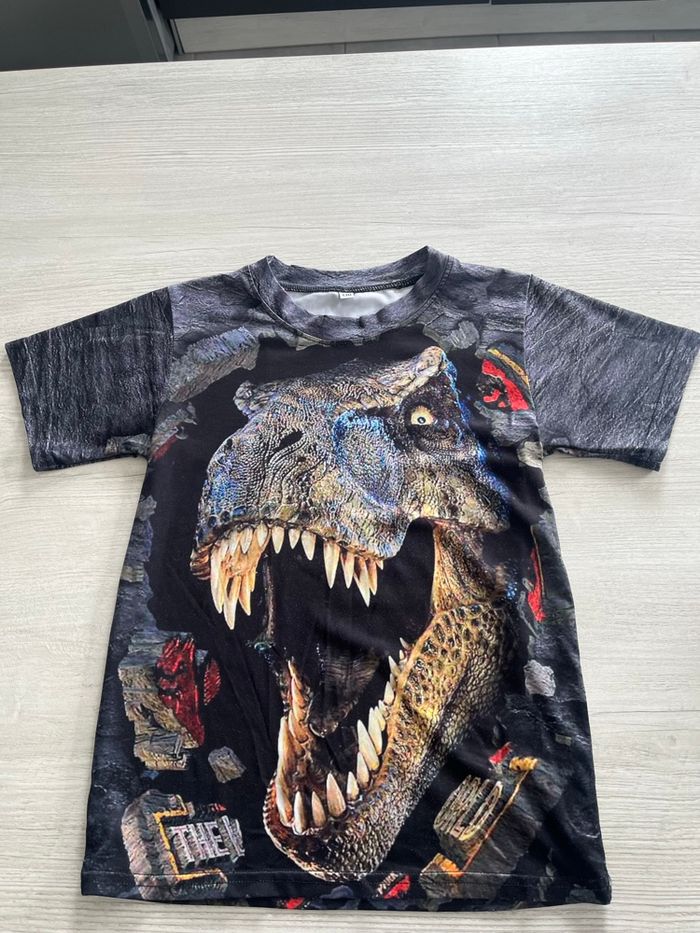 T-shirt dinosaure