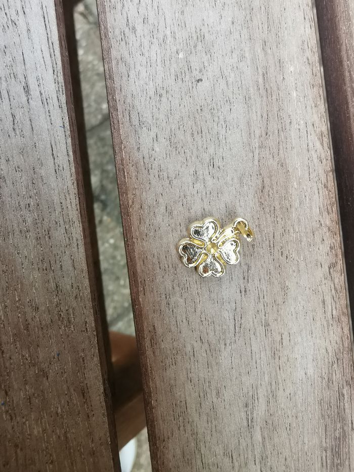 Pendentif trèfle en métal doré - photo numéro 4