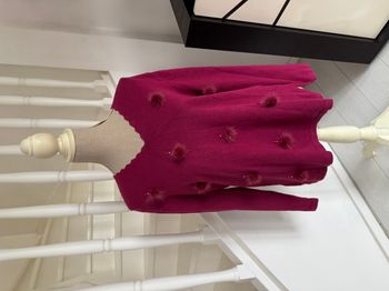 Pull rose fuchsia avec pompons, strass et perles