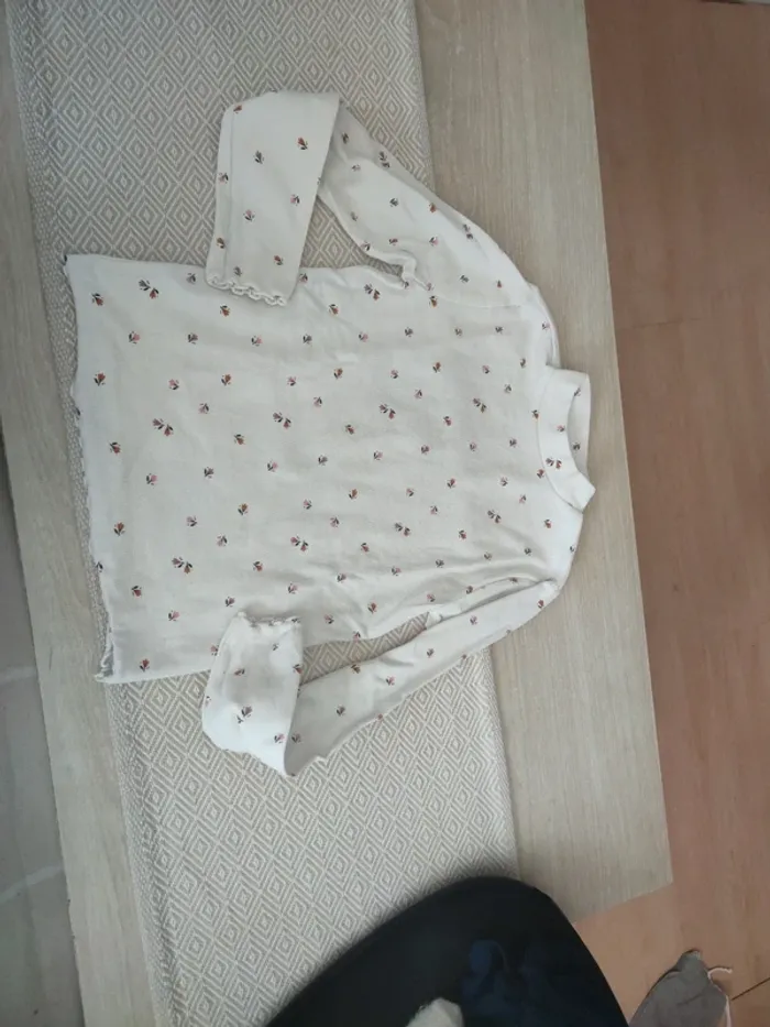Haut Manches longues motif fleurs côtelé gemo 12 ans
