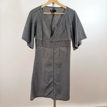 Robe grise Diesel à manches évasées taille S coupe féminine et détails lacés A1553