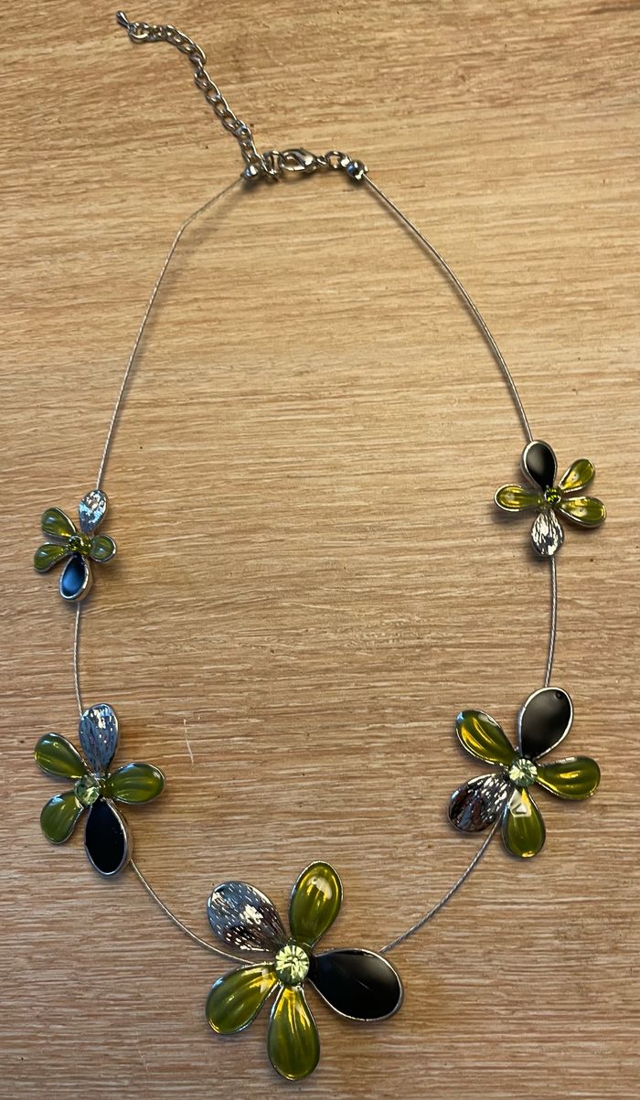 Collier fleurs vertes