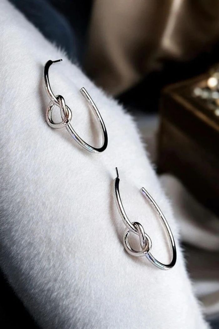 Magnifique paire de boucles d'oreilles créoles couleur argenté