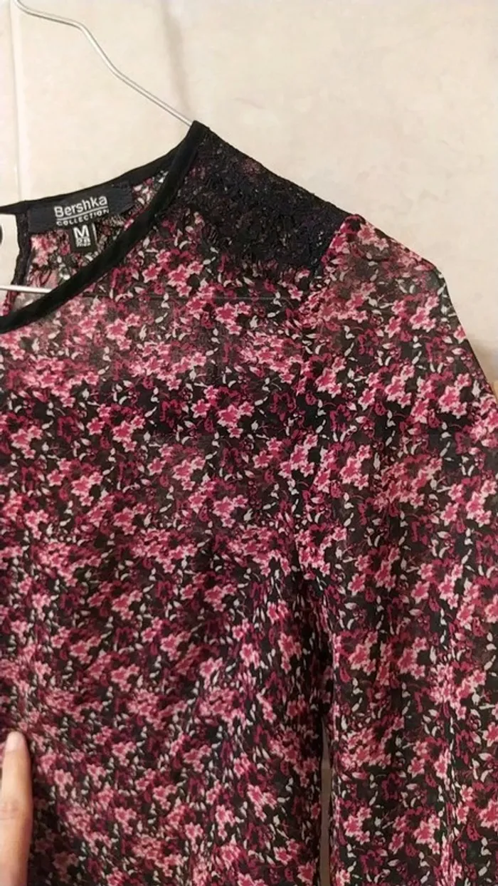 Blouse Bershka S fleurs 🌺et dentelle noire - photo numéro 2