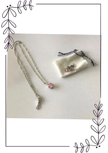 Bijoux neufs : collier + boucles d'oreilles rose