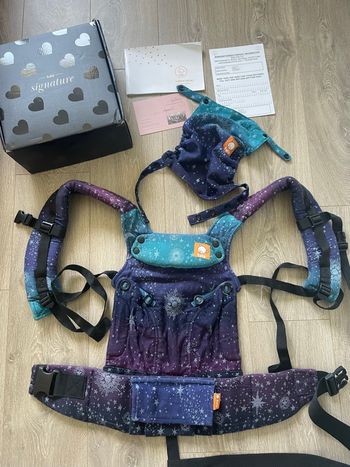 💙💜🩵Rare et unique Portage préformé prefo de la marque Tula Signature modèle Explore Full dans une écharpe de portage de la marque Oscha Constellation Evangeline🩵💜💙