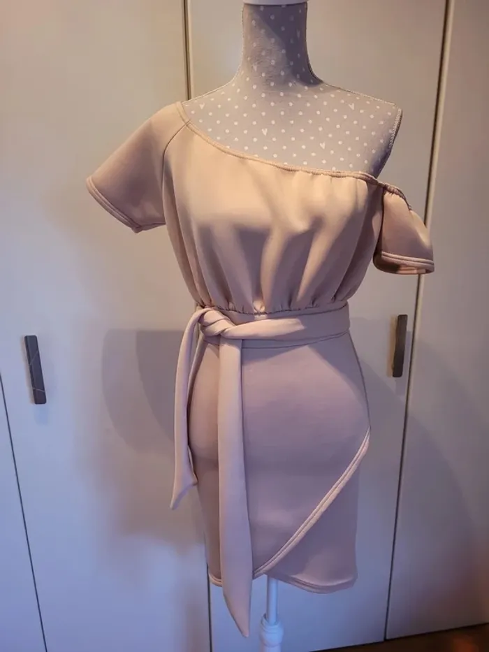 Robe originale asymétrique pretty Little thing neuve