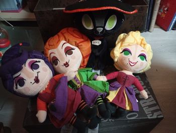 Peluches Disney Hocus Pocus 3 soeurs Sanderson et chat noir binx