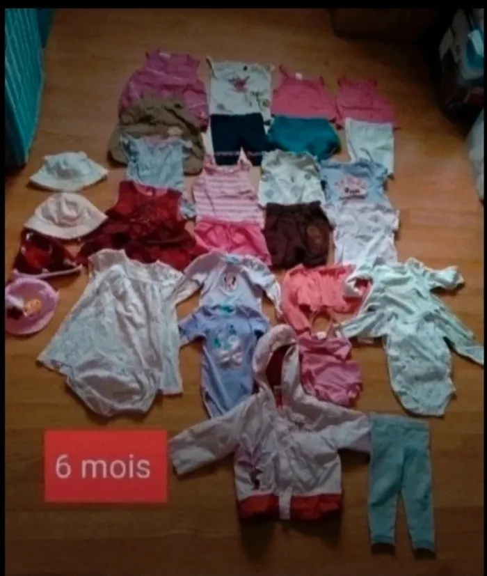 Lot de 26 vêtements filles. Et des chapeaux.
Saison. Été . Taille 6 mois - photo numéro 2