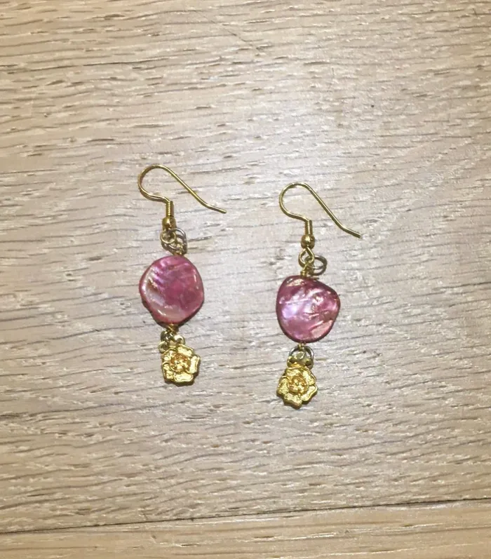 Boucles d’oreilles en nacre teintée rose - photo numéro 3