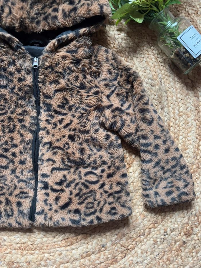 🌺Veste avec capuche en fausse fourrure au motif léopard marron et noir Taille 24mois/92cm🌺 - photo numéro 2