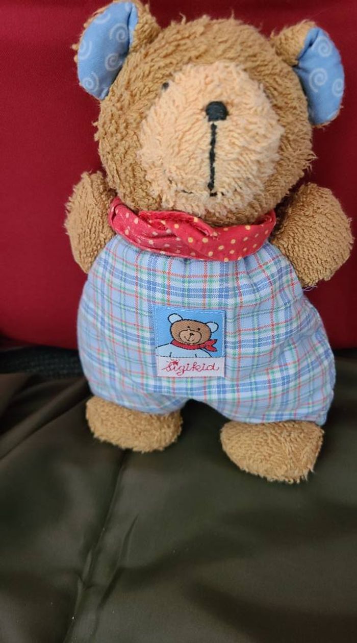SIGIKID Doudou ours marron bleu 22 cm Foulard rouge bleu carreaux - photo numéro 4