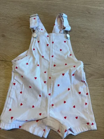 Salopette en jean rose clair et petit cœur