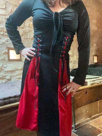 Jolie robe noire et rouge, manches longues.