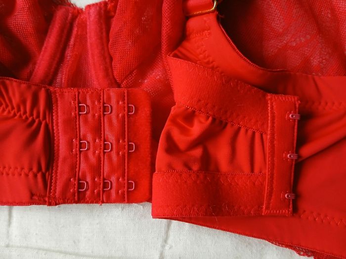 Soutien gorge rouge - photo numéro 5